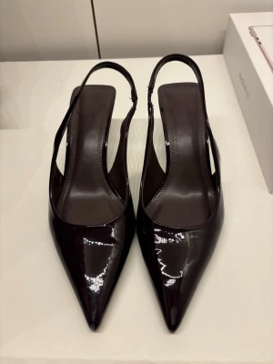 Slingback klackar burgundy NA-KD - Använda fåtal gånger, lite slitna under sulan men annars inga defekter som syns. 