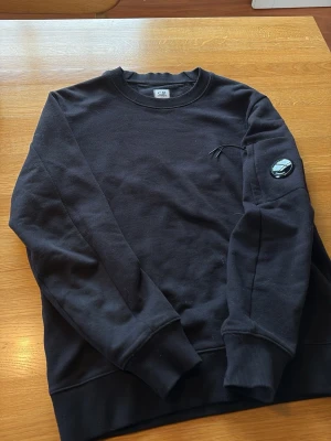 Cp company sweatshirt  - Cp company sweatshirt. Storlek M. Mycket fint skick. Självklart äkta! Kvitto kan finnas. Hör av er vid funderingar MVH MAJESTIC GARMENTS 