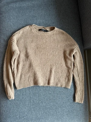 Brun  ribbstickad tröja - Säljer en brun ribbstickad tröja 