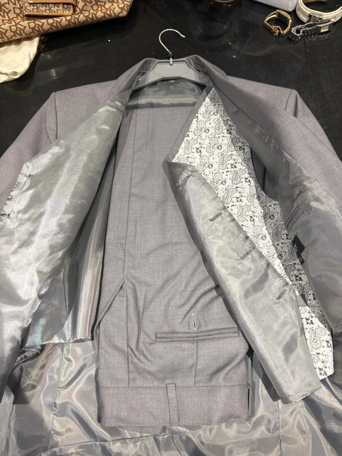 Ljusgrå kostym med mönstrad väst - 2