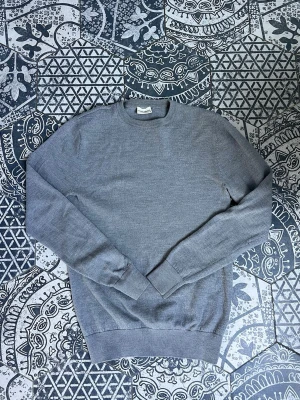 John Henric - Stickad Tröja - Grymt snygg stickad tröja från John Henric! | Mycket fint skick! | Storlek: S | Perfekt under våren/sommaren ☀️ | Vid frågor eller funderingar finns jag i DM! 📩 Mvh CVB Closet