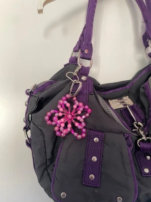 Bagcharm -  Somrig och söt bagcharm eller nyckelring. På andra bilden ser man baksidan (det är limpistolslim i mitten så att man inte river sig på ståltråden)