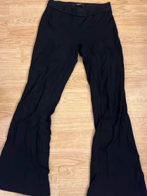 Svarta utsvängda leggings Vero Moda - Svarta leggings från Vero Moda med utsvängda ben. Stretchigt material som sitter skönt och följer kroppen på ett snyggt sätt💕