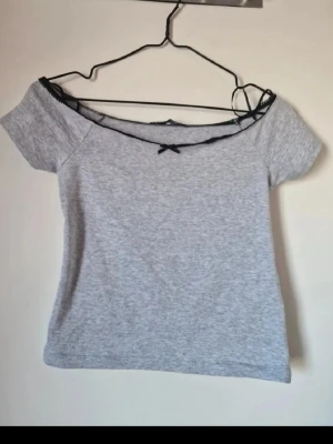 Kort off shoulder topp - Helt ny och endast provad. Storlek M men jag som vanligtvis har S-M i mindre toppar tyckte det var tajt vid armhålan. Katt finns i hemmet. Jag har fler toppar till salu