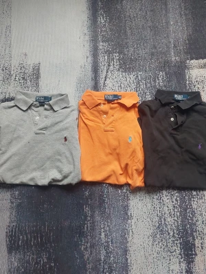 Ralph lauren Pikéer | Packet 3st | - Säljer 3st pikétröjor från Palph lauren eftersom att jag inte använder dem längre. Alla är hyfsat utvättade men annars helt perfekta(FÖRUTOM den orangea tröjan som har gula fläckar vilket borde synas på sista bilden). Passar bäst för folk runt 180cm långa. Har inget kvitto för dem. Skriv om du har fler frågor, ska försöka mitt bästa att svara på alla!