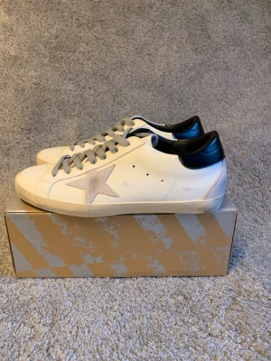 Golden Goose Svart - Säljer dessa goose i 46, skickar samma dag 🙌🏼