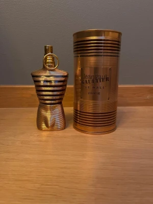 Jean Paul Gaultier Le Male Elixir - Säljer Jean Paul Elixir 125 ml. Cirka 90–100 ml kvar, så det finns gott om produkt kvar att använda. Doften är i mycket bra skick och har förvarats väl. Perfekt för dig som vill ha en lyxig parfym till ett bättre pris. Köpt på Deloox.se Hör av dig vid intresse!