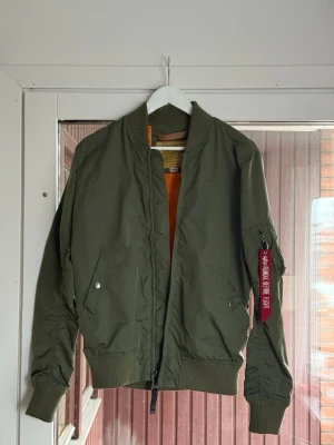 Alpha Industries jacka  - Säljer min killes jacka, i superfint skick utan några defekter! 