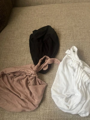 Tre undercaps olika färger ! - Säljer tre mjuka undercap som man kan lägga under hijab o sjal osv 💞 pris kan diskuteras 💞🩷
