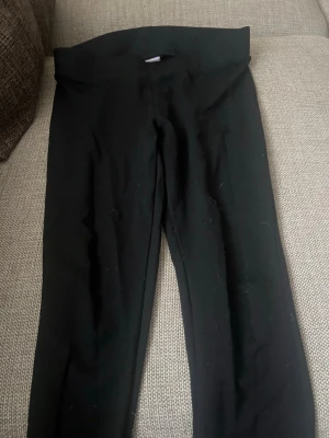 Svarta leggings med hög midja från Gina trikot - Säljer ett par svarta leggings med hög midja och stretchigt material. De har en enkel och stilren design utan synliga detaljer eller loggor. Perfekta att matcha med oversized tröjor eller hoodies. Pris kan diskuteras 💞byxorna är ganska tajta skulle mer säga storlek M men de står L