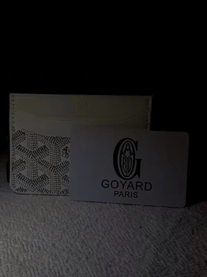 Go plånbok - Stilrent kortfodral – helt nytt  Säljer ett snyggt och stilrent kortfodral i ljus design med klassiskt mönster. Perfekt för dig som vill ha något smidigt och elegant i fickan.  Helt nytt och oanvänt, i perfekt skick. Får plats med flera kort och är både praktiskt och stilfullt.