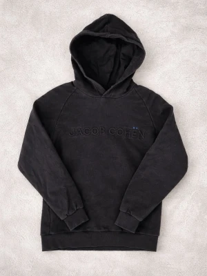 Jacob Cohën Hoodie - Stilren hoodie från Jacob Cohën! Bra skick, inga tydliga defekter. Storlek 14y sitter som xs ungefär, passar dig runt 170-175. Kontakta mig för fler frågor och funderingar!
