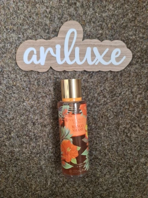 Victoria's Secret Mango Smash mist - Fräsch body mist från Victoria's Secret i doften Mango Smash. Flaskan är genomskinlig med tropiska blommor och guldigt lock. Innehåller 250 ml och har en somrig, fruktig doft med inslag av mango och blommor. Helt ny och oanvänd 