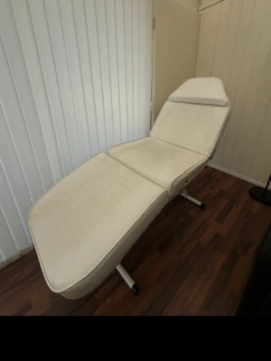 Vit behandlingsbänk med justerbar rygg - Säljer en vit behandlingsbänk med justerbar rygg- och benstöd. Perfekt för salong, massage eller skönhetsbehandlingar. Enkel att justera och stabil konstruktion. Finns i Norrköping 