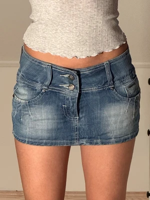 Low jeanskjol med inbyggda shorts  - Midjemått: 36cm. (Storlek M men uppskattas passa S bättre.) Kolla in min profil, följ för fler plagg🙌