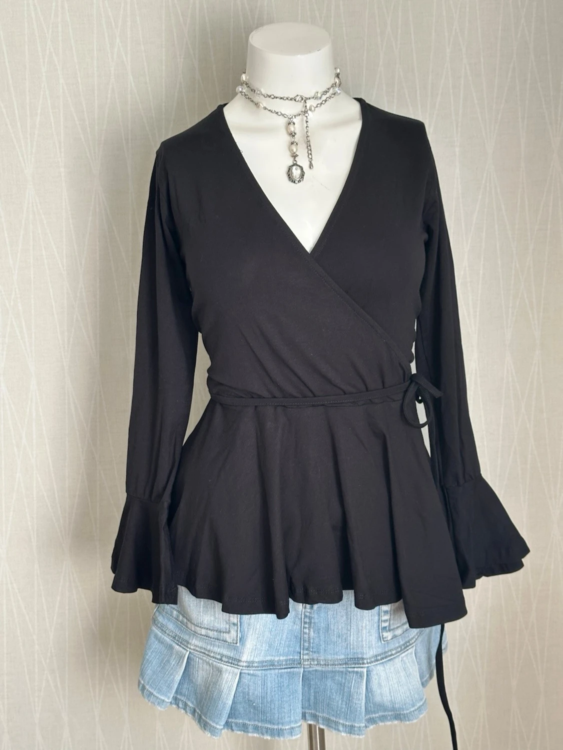 Svart omlottopp med volangärm