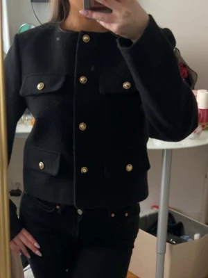 Svart Zara jacka guldknappar - Stilren svart jacka i med guldknappar från Zara. Knappt använd och inga defekt is storlek S. Perfekt till våren❤️