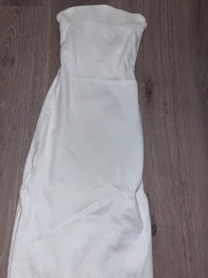 Klänning - Klänning med en kortare öppning bak (se bild) från H&M storlek Xs