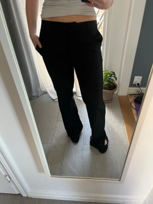 Svarta vida kostymbyxor - Snygga svarta lågmidjade kostymbyxor med rak och något vidare passform. 