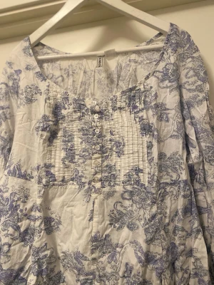 Somrig blus - Fin somrig blus, luftig och skön, 100% bomull.