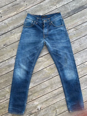Nudie Jeans - Nudie Jeans i storlek 27/32. Modell: Big Bengt. 