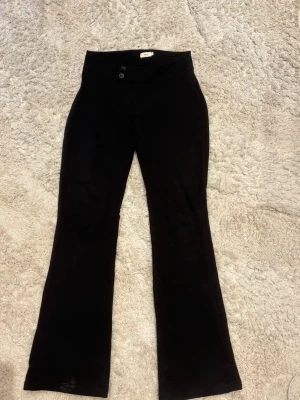 Svarta bootcut kostymbyxor/leggings från Nelly - Jättefina svarta leggings/kostymbyxor från Nelly med bootcut-modell och låg midja. Jättesköna verkligen!