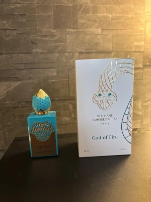 Stephane Humbert Lucas God of fire - 'God of Fire' från Stephane Humbert Lucas Paris. 50ml flaska. Volym kvar: 220g inkl flaskan.