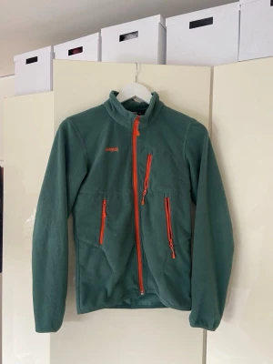 Grön fleecejacka från Bergans - En grön zip up tröja som kan användas som jacka