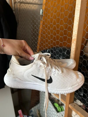 Vita nikeskor - Vita skor från Nike i storlek 40,5. Endast testade inomhus 1 gång på löpband. Säljer då de inte kommer till användning.