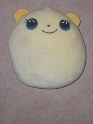 Squishy Beanie mjukisdjur - Säljer nu den populära och supermjuka mjukisdjuret Buttercup från Tys serie Squish-A-Boos. Den är perfekt som både mjukisdjur och en liten kudde tack vare sin runda form och fluffiga material. Lite fläckig men går nog att tvätta bort.