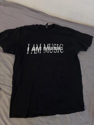 Svart t-shirt I AM MUSIC STORLEK L - Playboi Carti I AM MUSIC tröja 
