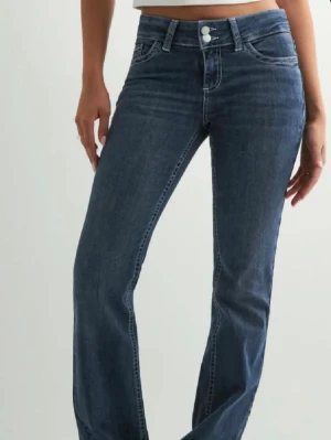 Nelly jeans  - Superfina jeans ifrån Nelly med vita detaljer bak på fickorna, används några få gånger och har fått ett hål mellan benen en bit ner, har sytt igen det men därav priset. 