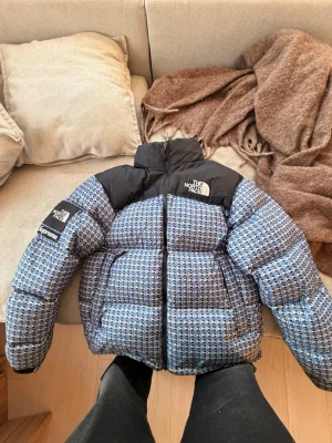 Supreme x The North Face pufferjacka - Storlek: M (passar både tjej och kille) Jackan är i mycket bra skick Kvitto finns!  