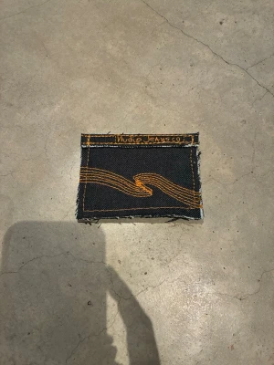 Jeansplånbok - Handsydd plånbok i vintage jeans. Varje exemplar är unikt med snygga detaljer. Plånboken håller flera kort utan att dem åker ut. Små variationer i färg och struktur visar på plaggets tidigare historia💙  Tiktok: Jeanius.bc 