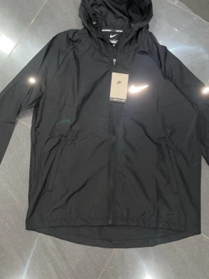 Nike miller windbreaker zip jacket - Helt ny svart Nike jacka i storlek S