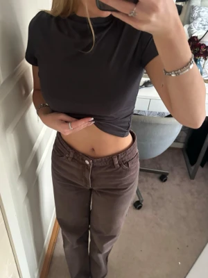 Bruna raka jeans  - Säljer ett par bruna jeans med rak passform från Monki. Jeansen har klassiska fem fickor och stängs med knapp och dragkedja. Materialet är kraftigt denim som ger en snygg vintagekänsla. Perfekta till en avslappnad och trendig look. Dem är i ny skick🤩🥰