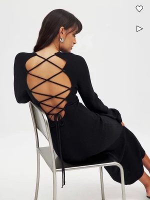 Stickad klänning med knytning i ryggen - Säljer denna fina stickade klänning från nakd använt fåtal gånger 💕