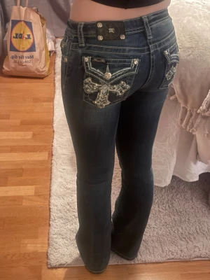 Miss me low waist jeans  - Är 168-169cm. Jätte fint skick och inga slitningar alls.Säljer dessa galet snygga jeans från miss me. Mina favoriter!! Men tyvärr har de blivit lite för små. Står stl 14, har för mig att de är storlek 23 eller 24 men hittar inte vart det står.  Midjemått: 36cm Innerbenslängd: ca 78cm, passar mig med långa ben🥰 (Har en anons på vinted också)