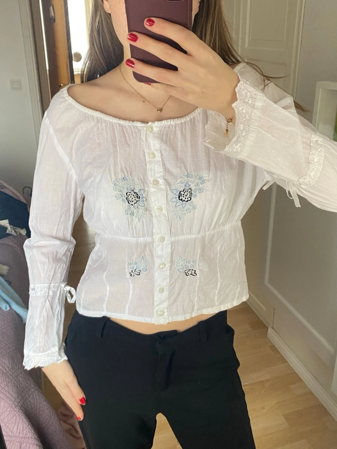 Vit blus med broderi och knappar