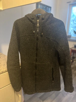 Icewear Mörkgrå hoodie med dragkedja - Mysig mörkgrå hoodie från Icewear. Dyr fin varm tröja från Island. Hög kvalité.