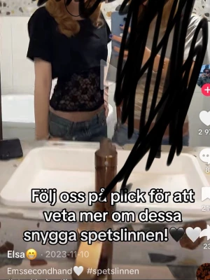 Svart topp från Zara - Säljer en svart croppad topp från Zara. Toppen har en enkel och stilren design med rund halsringning och korta ärmar. Perfekt att matcha med höga jeans eller kjol för en trendig look. Obs de är inte spets tröjan utan tröjan över 