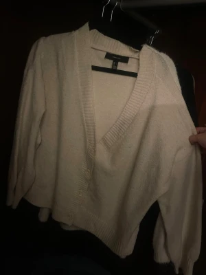 Beige kofta  - Mysig beige kofta från Nelly 