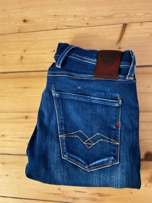 Replay Anbass Hyperflex - Säljer nu dessa tvärrfeta mörkblåa Replay Anbass för att jag har vuxit ur dom En utav de snyggaste jeansen jag någonsin har ägt och sitter riktigt skönt och snyggt Lite tajtare passform då de är anbass. Rekomenderar verkligen dessa då de har en sådan snygg tvättning som passar perkeft till den lite mer mörkblåa färgen.  Liten slitning ovanför bakfickan(bild nr 1)  Pris kan diskuteras kom med förslag! Tveka inte på att höra av er!