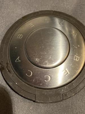 Becca pressat highlights  - Snyggt pressat bronzerpuder från Becca i en rund dosa med spegel. Pudret har en varm, gyllene ton som ger huden en solkysst look. Dosan är i metall och plast med en stilren design och Becca-loggan på locket.