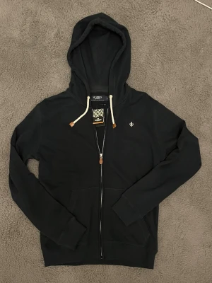 Morris kofta - Säljer denna riktigt feta Morris koftan. Aldrig använd. Nyskick. Tveka inte att höra av dig om du undrar något! Nypris runt 1800kr