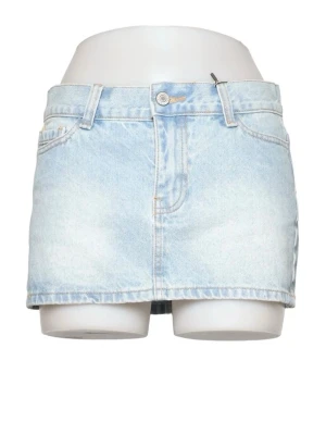 Ljusblå kort jeanskjol low waist - Cool ljusblå kjol i denim med klassisk femficksdesign, hällor för bälte och knappstängning framtill. Kjolen har en minilängd och är tillverkad i bomullsmaterial som ger en avslappnad vibe.                                    Köpt på Sellpy men passar tyvärr inte mig💗                          Midjemått är ca 38cm och längden 27cm.           Priset kan diskuteras!