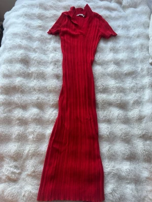 Röd ribbad midi klänning - Röd ribbad midi klänning från NAKD