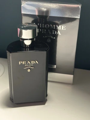 Prada L’homme intense parfym - Smått andvänd 100 ml Prada L’homme intense parfym väldigt eftertraktad då den är out of produktion den är perfekt inför skiftet mellan vinter och vår, denna parfym kommer ge dig garanterade komplimanger och ni behöver inte tacka mig när kvinnorna radar upp. Fick dubbelt  i födelsedagspresent och därför säljer jag den. köpt på Lyko för 1300kr priset är prutbart och ni får ställa hur många frågor som helst.