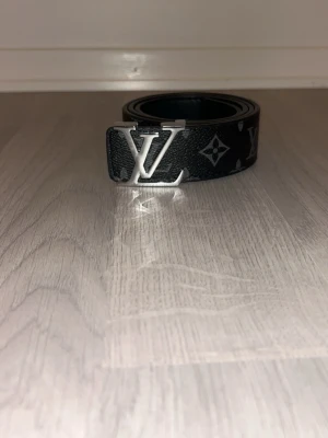 Riktigt snygg svart L bälte - Riktigt snygg och skön bälte med guld logga. Passar perfekt året runt. Den är inte så lång, lite kortare