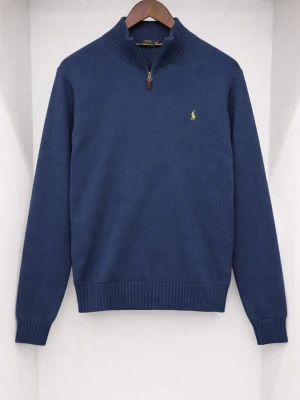 Blå 1/4 zip Ralph Lauren - Riktigt fin blå 1/4 zip tröja från Ralph Lauren. Använd ett fåtal gånger och är i mycket bra skick. OBS (står storlek XL men är mer än M/L i storlek) Pris kan alltid diskuteras!